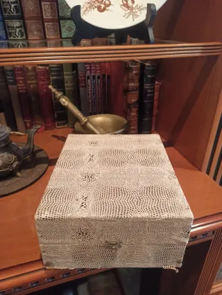 Estuche antiguo con taza y platillo