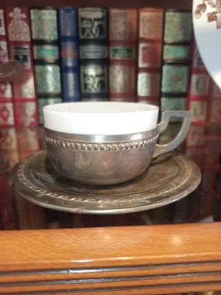 Estuche antiguo con taza y platillo