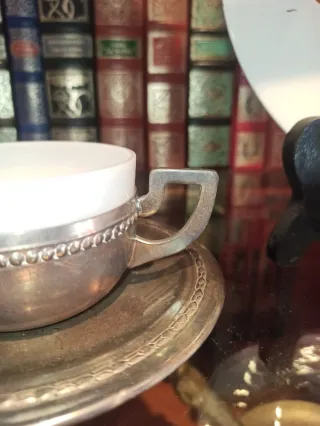 Estuche antiguo con taza y platillo