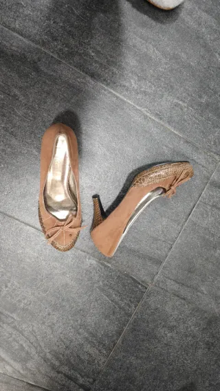 Zapatos de tacón marrones y dorados