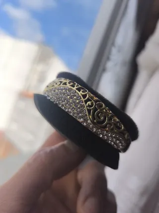 Pulsera dorada con circonitas.