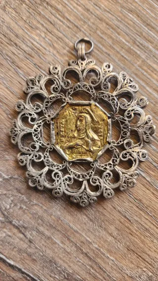 Medalla relicario oro y plata
