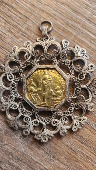 Medalla relicario oro y plata