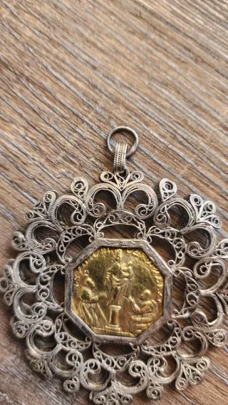 Medalla relicario oro y plata