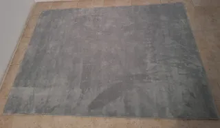 Alfombra gris suave
