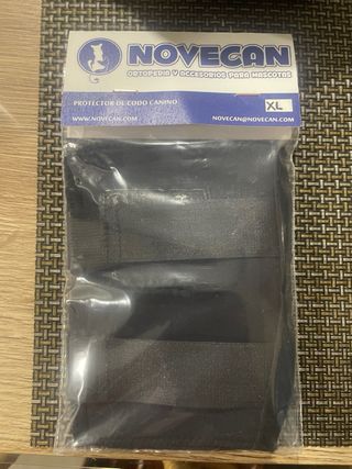 Protector codo perro negro