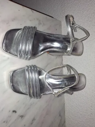 Sandalias plateadas tacón bajo
