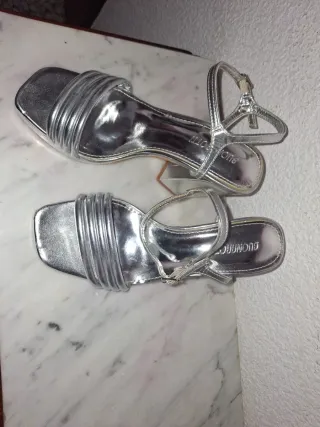 Sandalias plateadas tacón bajo