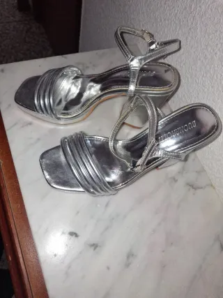 Sandalias plateadas tacón bajo