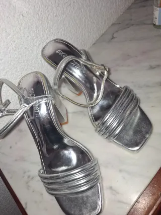 Sandalias plateadas tacón bajo