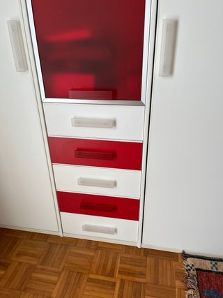 Armario blanco y rojo