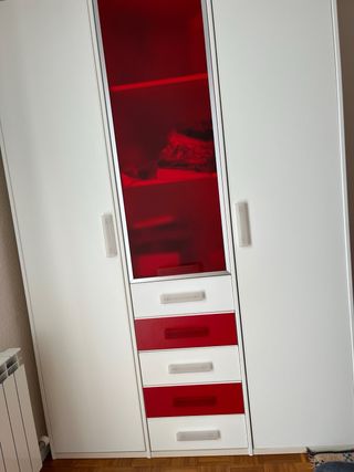 Armario blanco y rojo