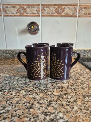 Conjunto de 4 chávenas com padrão dourado