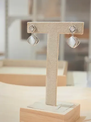 Orecchini pendenti geometrici occhio di gatto