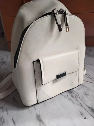 Mochila blanca pequeña