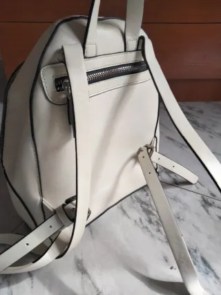 Mochila blanca pequeña