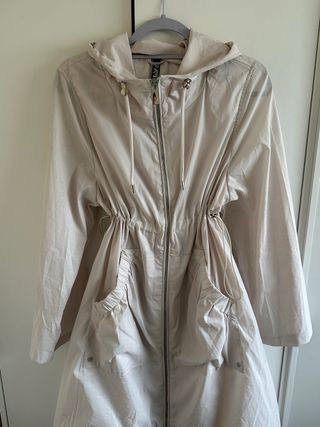 Chubasquero largo con capucha