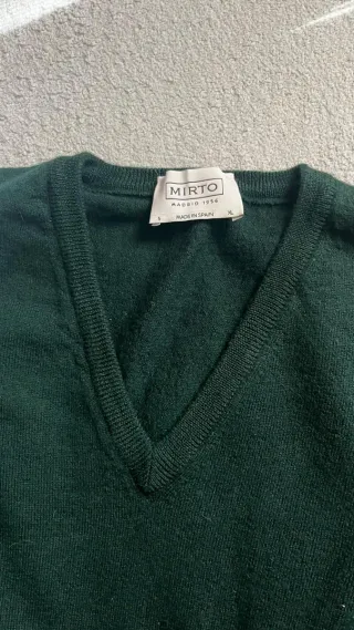 Jersey verde cuello pico