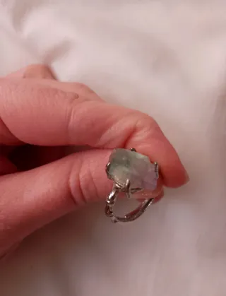 Anillo de acero con fluorita