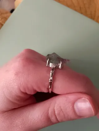 Anillo de acero con fluorita