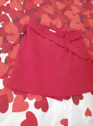 Falda pantalón roja con cinturón