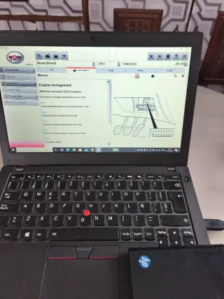 Portátil Lenovo Negro con disco duro externo.