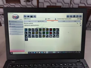Portátil Lenovo Negro con disco duro externo.