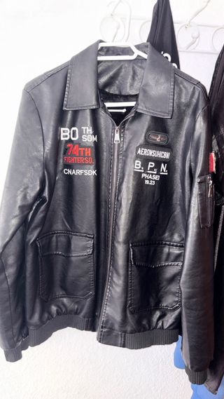 Chaqueta de cuero negra con parches