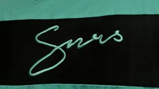 Camiseta manga larga celeste y negra