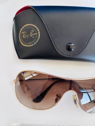 Gafas de sol Ray-Ban doradas y marrones