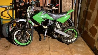 Moto de cross verde