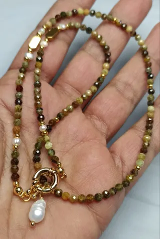 Collana con perle e chiusura dorata