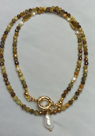 Collana con perle e chiusura dorata