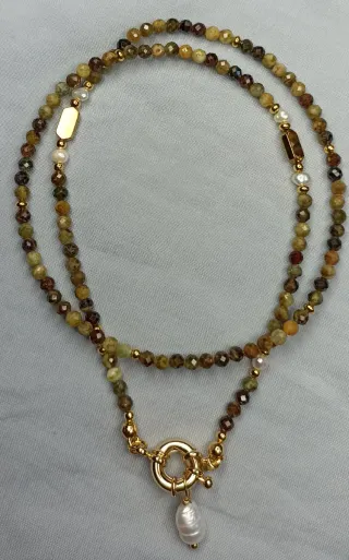 Collana con perle e chiusura dorata