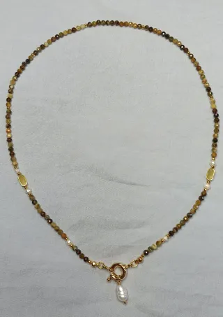 Collana con perle e chiusura dorata