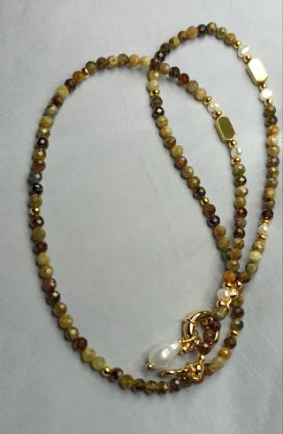 Collana con perle e chiusura dorata