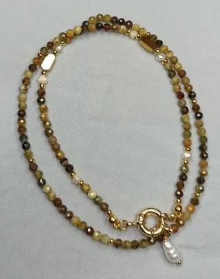 Collana con perle e chiusura dorata