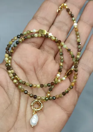 Collana con perle e chiusura dorata