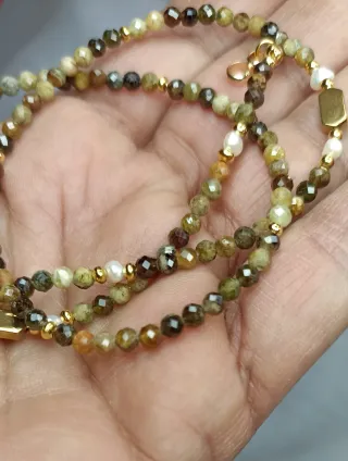 Collana con perle e chiusura dorata