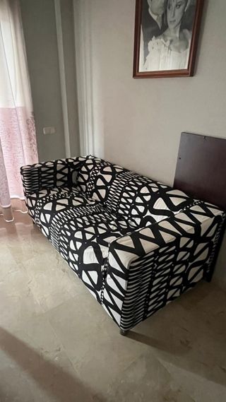 Sofá IKEA 2 plazas con funda blanca y negra.