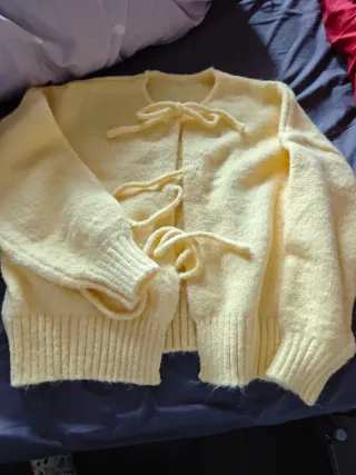 Chaqueta amarilla con lazos