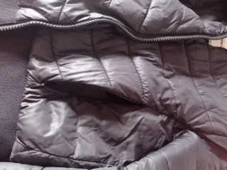 Chaqueta acolchada gris con capucha