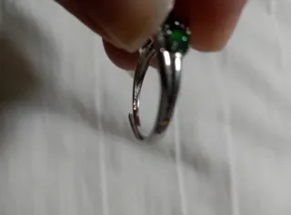 Anillo de plata con diopsito