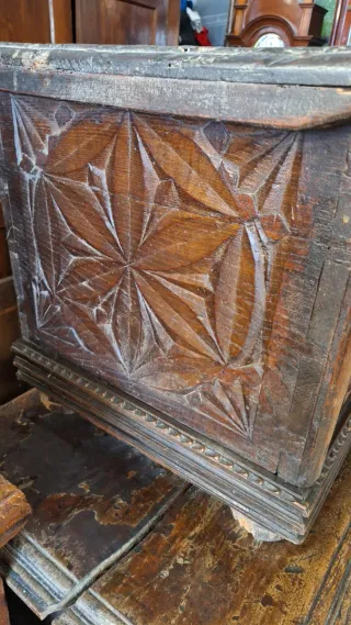 Arcón antiguo tallado