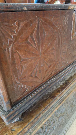 Arcón antiguo tallado