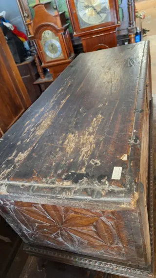 Arcón antiguo tallado