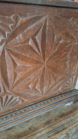 Arcón antiguo tallado