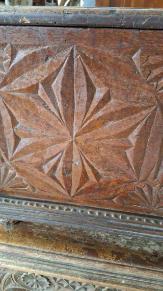 Arcón antiguo tallado