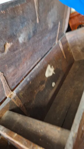 Arcón antiguo tallado