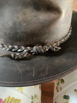 Sombrero artesanal de cuero marrón